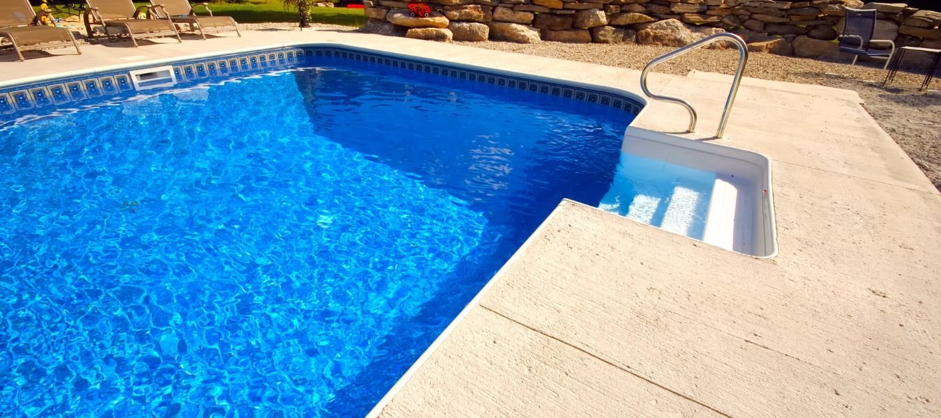 Advantages & Disadvantages of Saltwater Pools
