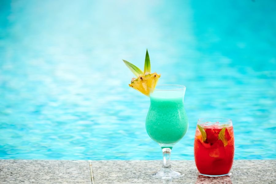 Cocktail Pool features