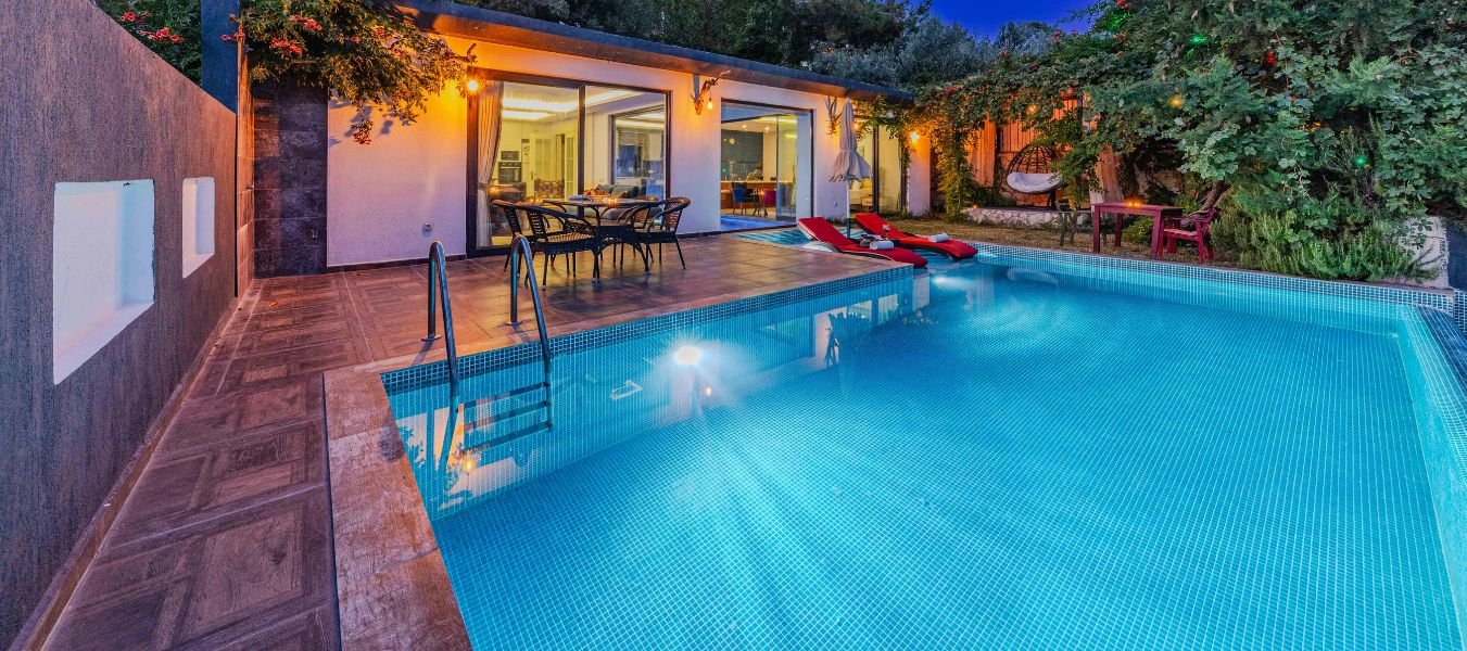How to Maintain Crystal Clear Pool